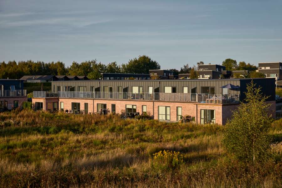 Historischer Wald bekommt einen Seerosen-Nachbarn mit Stahlprofilen verkleidet, Åkandehaven, Langedam 1, 3250 Græsted, Dänemark